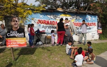 Vecinos de San Fernando se cortan gratis el pelo