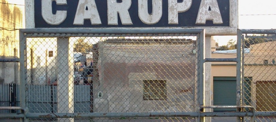 Denuncian el precario estado del puente peatonal de la Estación Carupá