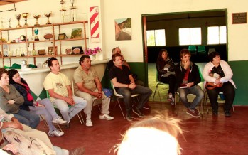 Alex Campbell junto a vecinos del delta sanfernandino