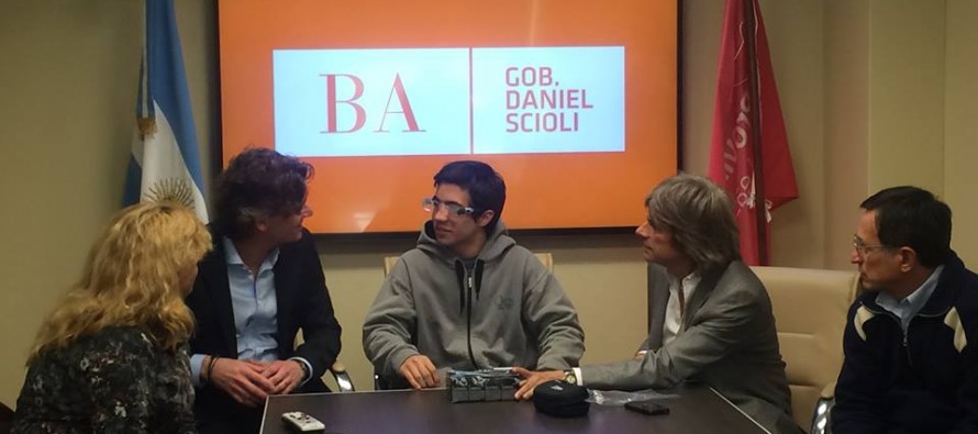 Gastón D´Aquino y Nicolás Scioli entregaron lentes especiales a una familia de San Fernando