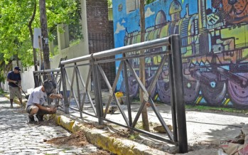 El Municipio continúa instalando vallas de contención en la puerta de Escuelas y Jardines de Infantes