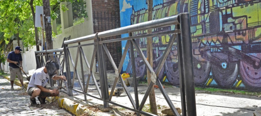 El Municipio continúa instalando vallas de contención en la puerta de Escuelas y Jardines de Infantes