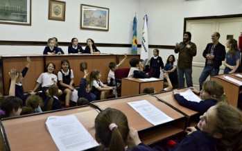 Niños de escuelas sanfernandinas se sentaron en las bancas del Concejo