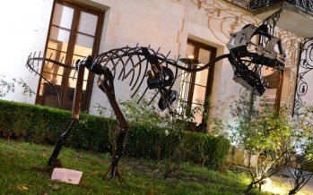 Muestra de pinturas expresionistas y esculturas de dinosaurios en el Museo de la Ciudad