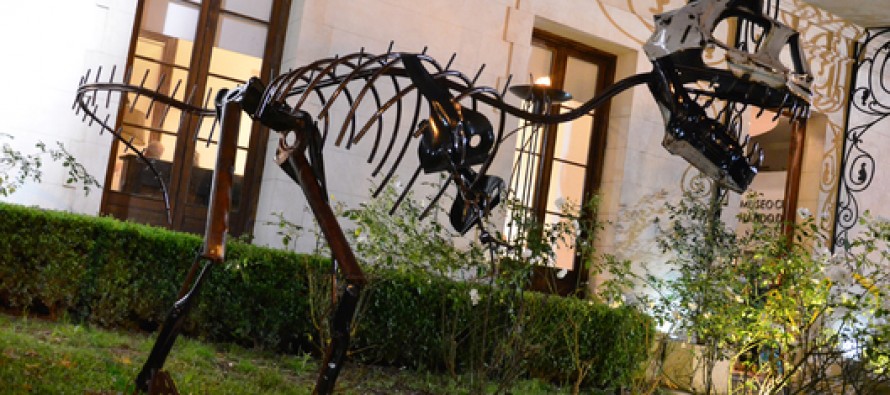 Muestra de pinturas expresionistas y esculturas de dinosaurios en el Museo de la Ciudad
