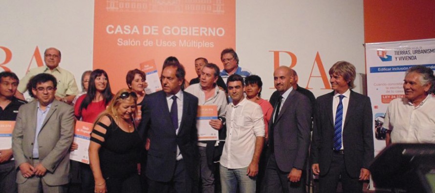 Scioli y Arlía entregaron escrituras a familias de Tigre y San Fernando