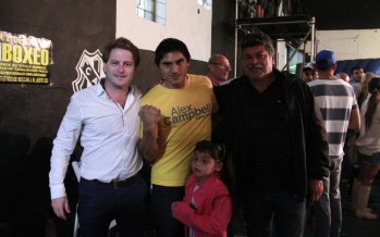 Alex Campbell junto al boxeador David López