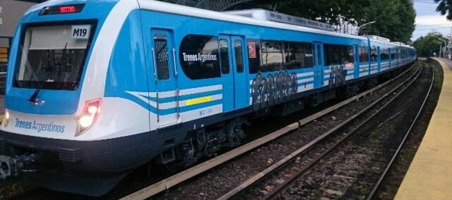 Aparecieron pintadas en los trenes nuevos y Randazzo no contuvo su bronca