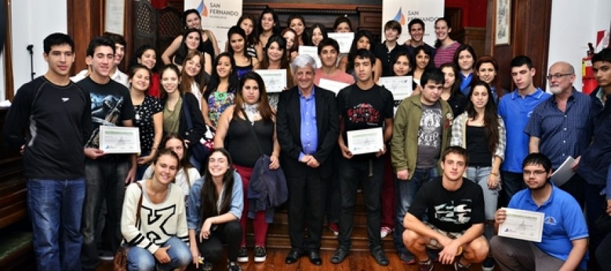 Andreotti entregó certificados a jóvenes que cumplieron pasantías en oficinas municipales