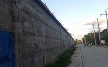 Vecinos del barrio San Jorge preocupados por las rajaduras del paredón