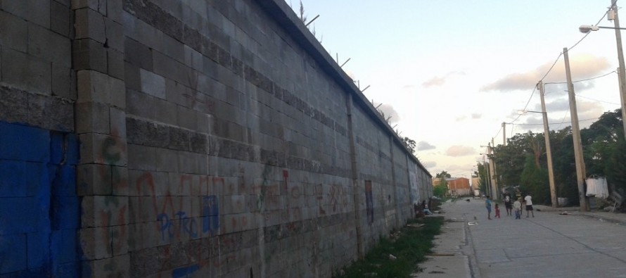 Vecinos del barrio San Jorge preocupados por las rajaduras del paredón