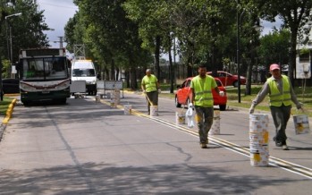 Se realizan trabajos de pintura vial y tomado de juntas en las principales avenidas
