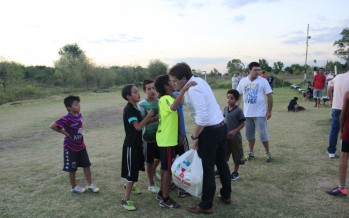 Campbell donó pelotas al Club Santa Catalina
