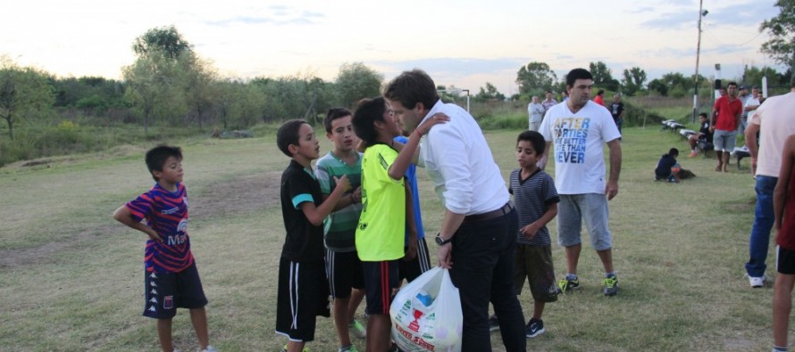 Campbell donó pelotas al Club Santa Catalina