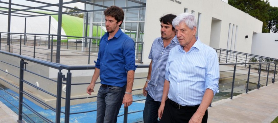 La pileta olímpica del Polideportivo N° 3 fue cubierta nuevamente por el gran domo de climatización