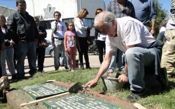 La memoria urbana con forma de baldosa recrea historias de vida y militancia