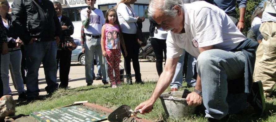 La memoria urbana con forma de baldosa recrea historias de vida y militancia