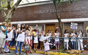 Importante marcha de la comunidad educativa en apoyo a la maestra golpeada