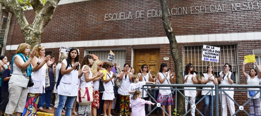 Importante marcha de la comunidad educativa en apoyo a la maestra golpeada