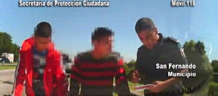 Patrullas municipales detienen a dos personas que circulaban en una moto robada