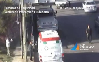 Impactantes choques de dos camiones contra un puente ferroviario