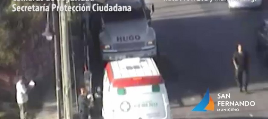 Impactantes choques de dos camiones contra un puente ferroviario