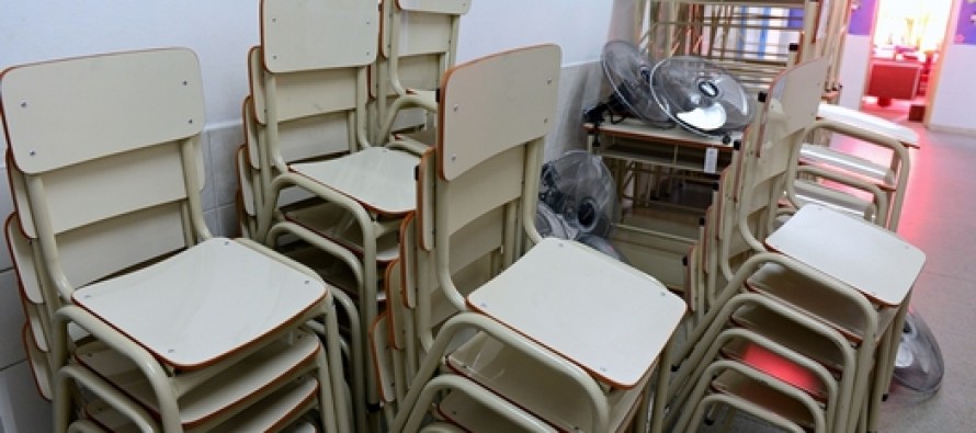 Entrega de mobiliario escolar a la ESB N°2