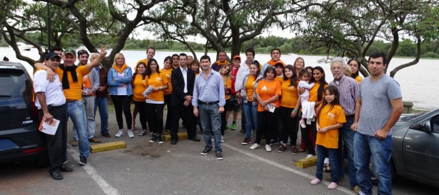 Fernando Coronel despidió el verano en la costanera municipal