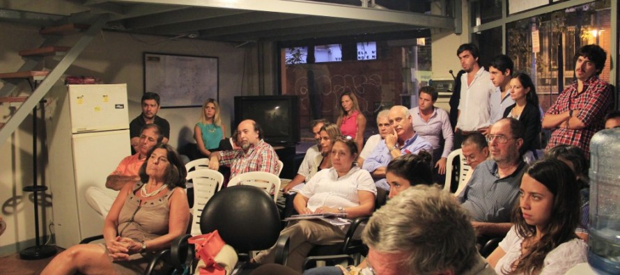 Alex Campbell suma profesionales a su campaña