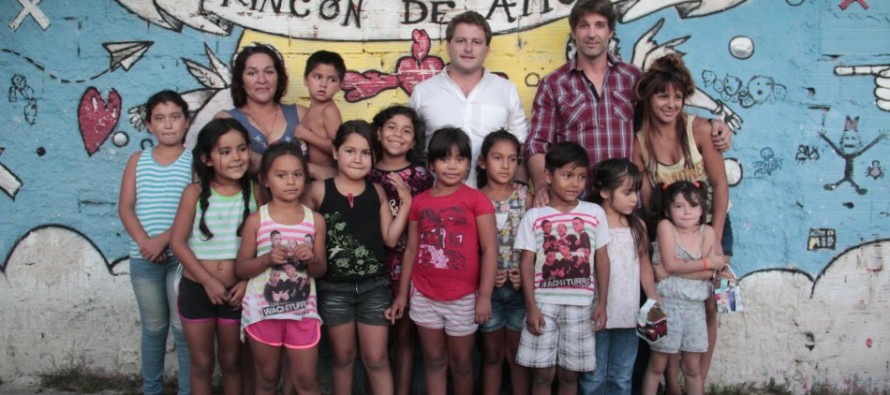 Alex Campbell recorrió distintos barrios junto al actor Segundo Cernadas
