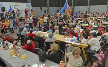 Los abuelos tuvieron su baile mensual en el Polideportivo N°1