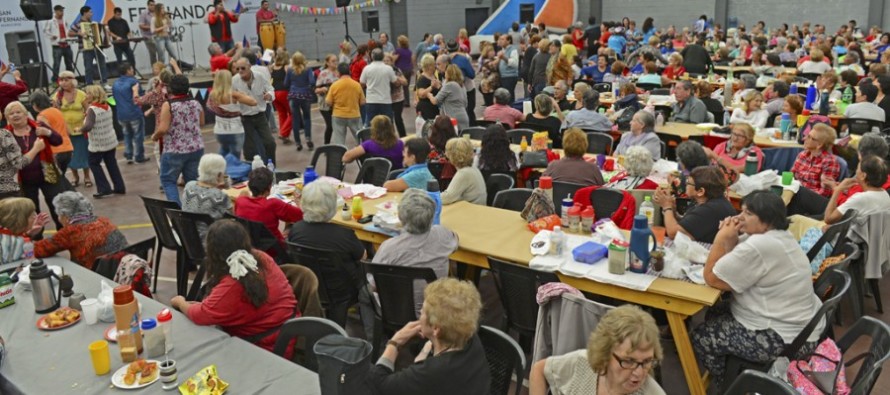 Los abuelos tuvieron su baile mensual en el Polideportivo N°1
