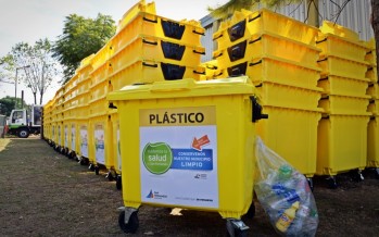 Se presentaron contenedores y camiones compactadores para el reciclado de plástico
