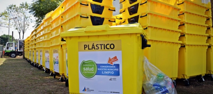 Se presentaron contenedores y camiones compactadores para el reciclado de plástico
