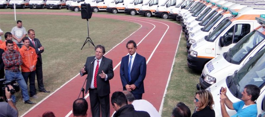 Scioli y Collia entregaron ambulancias a los hospitales provinciales de San Fernando y Tigre