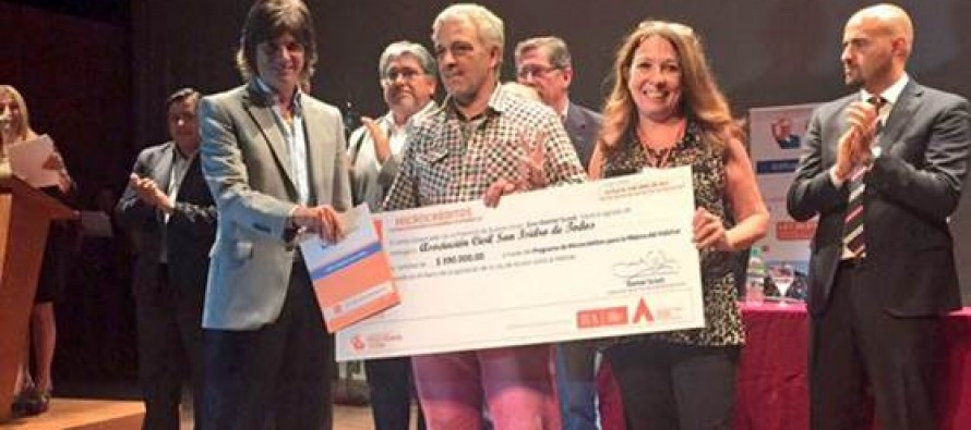 Gastón D’Aquino entregó microcréditos junto al ministro de Infraestructura