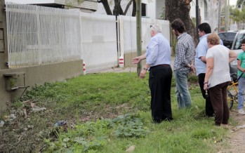 Profesionales del equipo de Alex Campbell evalúan acciones para evitar inundaciones en el barrio Alvear
