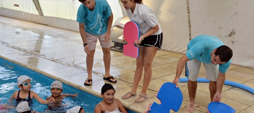 Los chicos de los centros educativos realizan actividades deportivas en los polideportivos municipales