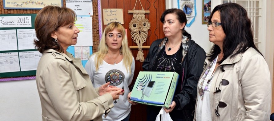 La escuela de la maestra golpeada recibió un Botón de Pánico y un portero