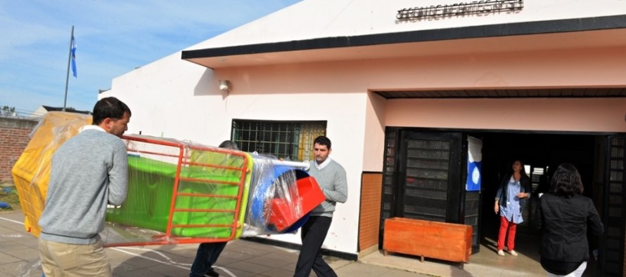 Entrega de mobiliario al Jardín N° 913
