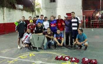 Alex Campbell jugó un partido de fútbol y entregó camisetas al equipo de Villa Hall