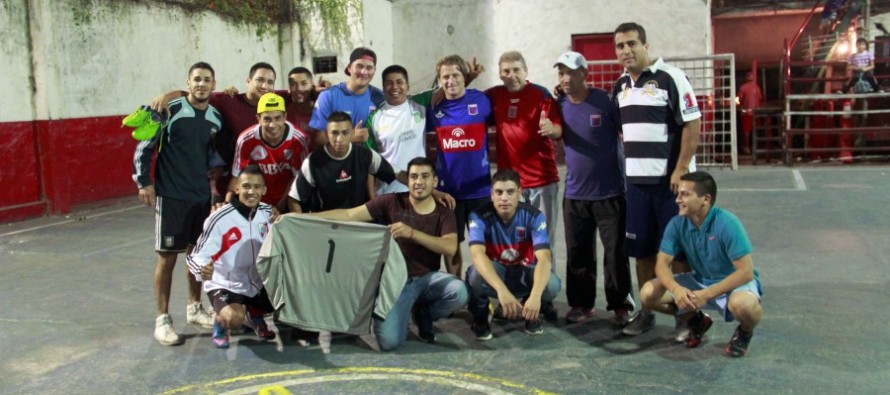 Alex Campbell jugó un partido de fútbol y entregó camisetas al equipo de Villa Hall