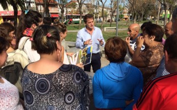 Alex Campbell junto a feriantes en el Barrio Fate
