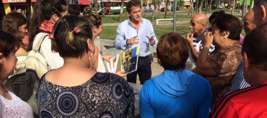Alex Campbell junto a feriantes en el Barrio Fate