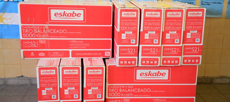 Tras los reclamos, el Municipio entregó 28 estufas y mobiliario en 7 colegios