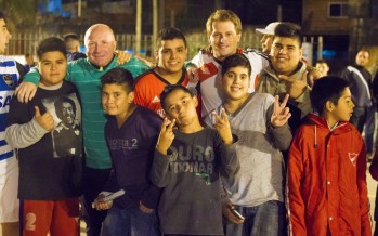 Mac Allister recorrió el barrio Villa Hall con Campbell