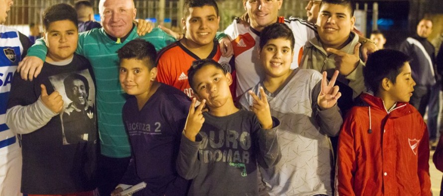 Mac Allister recorrió el barrio Villa Hall con Campbell