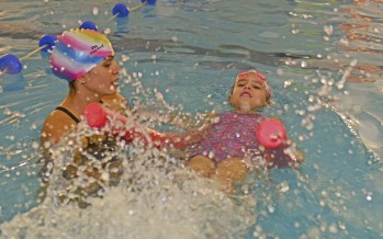Chicos entre 4 y 11 años participaron de un encuentro de natación en el Poli N° 2
