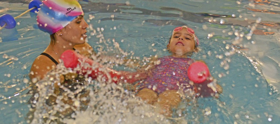 Chicos entre 4 y 11 años participaron de un encuentro de natación en el Poli N° 2