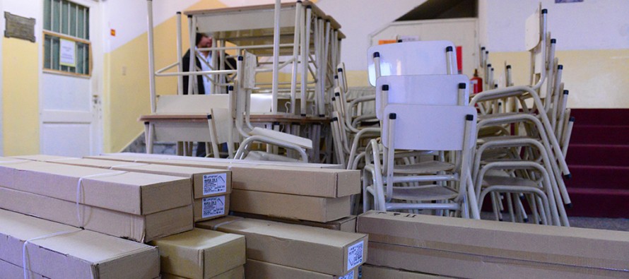 Entrega de mobiliario a cuatro escuelas